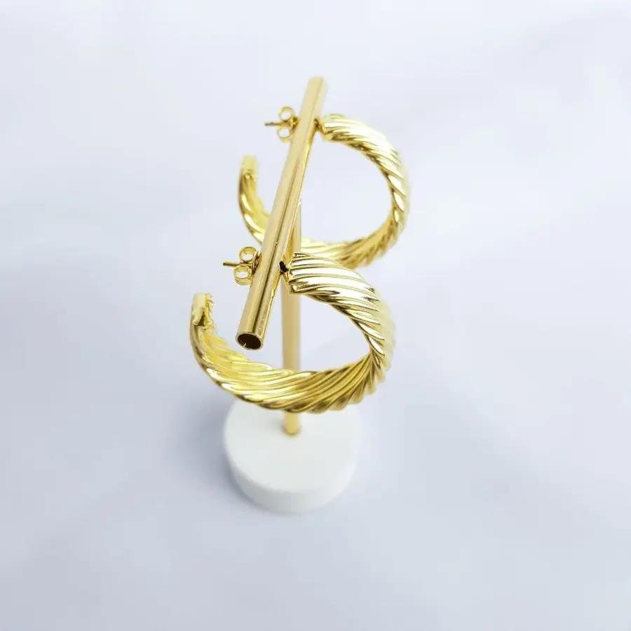 ARGOLA DETALHE FIOS TRANSVERSAL TEXTURIZADO|BANHADO EM OURO 18K