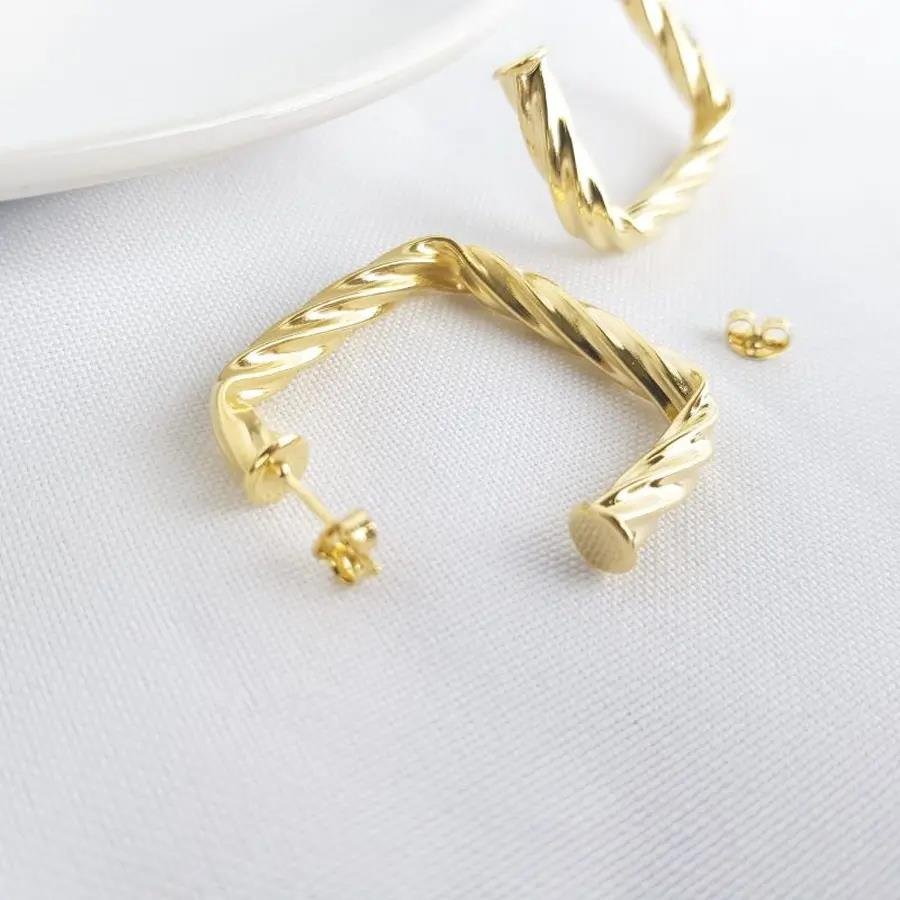 ARGOLA QUADRADA TUBO ESTRIADO|3,4CM|BANHADO EM OURO 18K