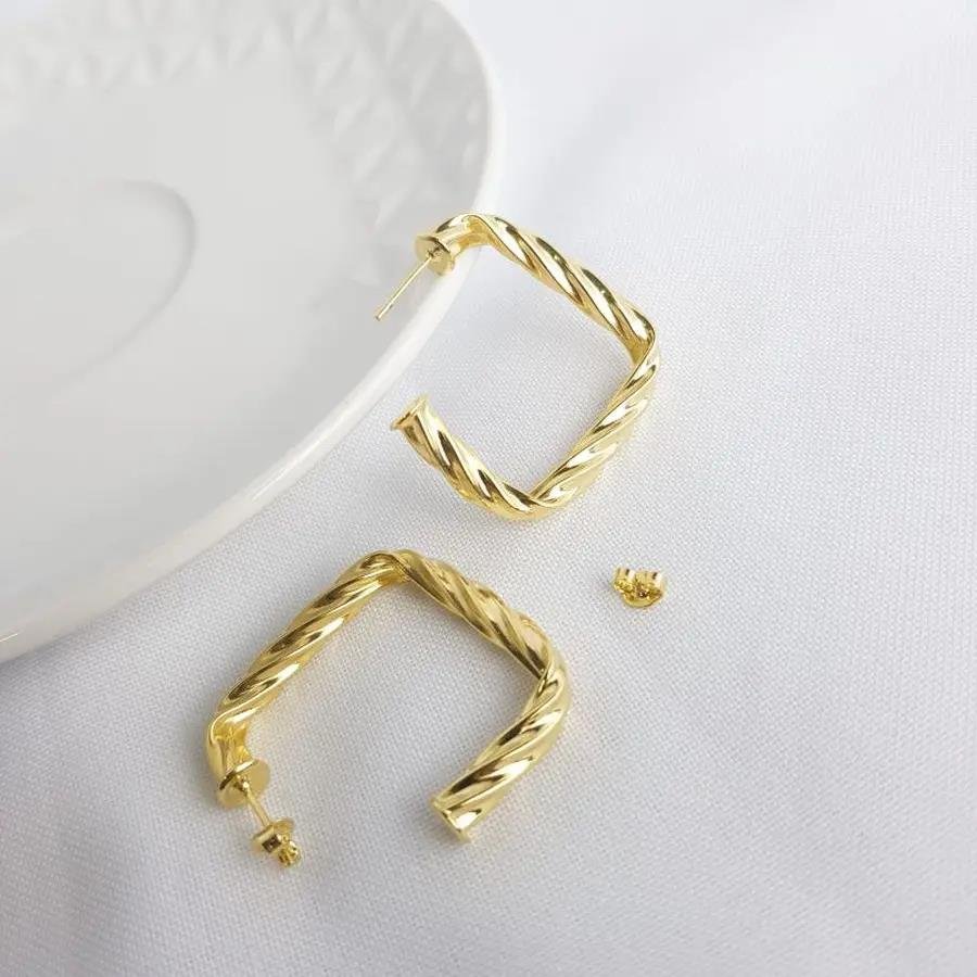 ARGOLA QUADRADA TUBO ESTRIADO|3,4CM|BANHADO EM OURO 18K