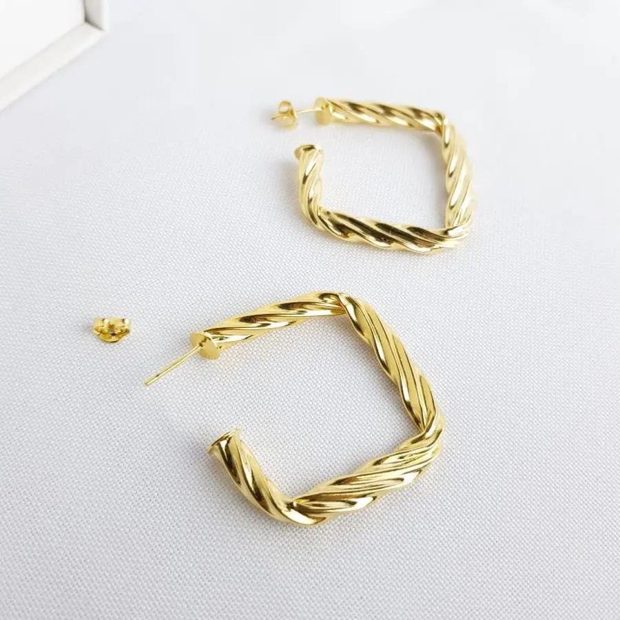 ARGOLA QUADRADA TUBO ESTRIADO| 3,7CM|BANHADO EM OURO 18K