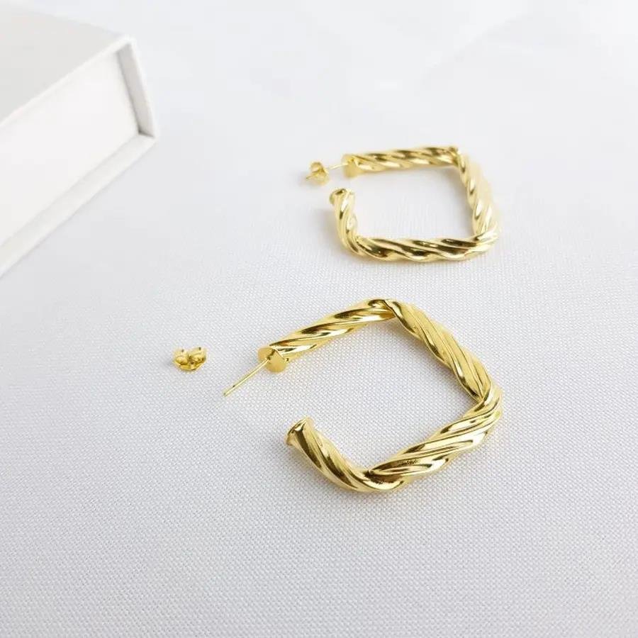 ARGOLA QUADRADA TUBO ESTRIADO| 3,7CM|BANHADO EM OURO 18K