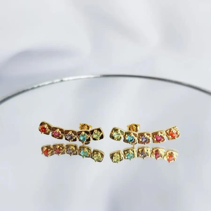 BRINCO EAR HOOK COM PONTOS LUZ COLOR| 3CM|BANHADO EM OURO 18K