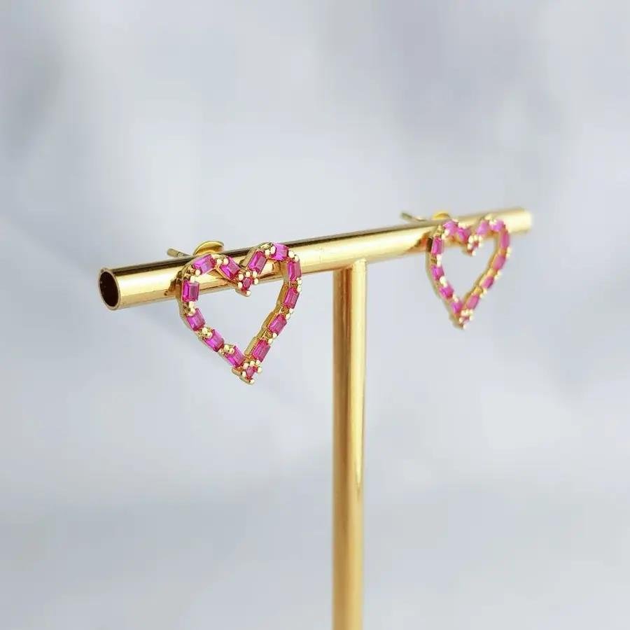 BRINCO CORACAO VAZADO COM ZIRCONIA ROSA| 1,5CM|BANHADO EM OURO 18K
