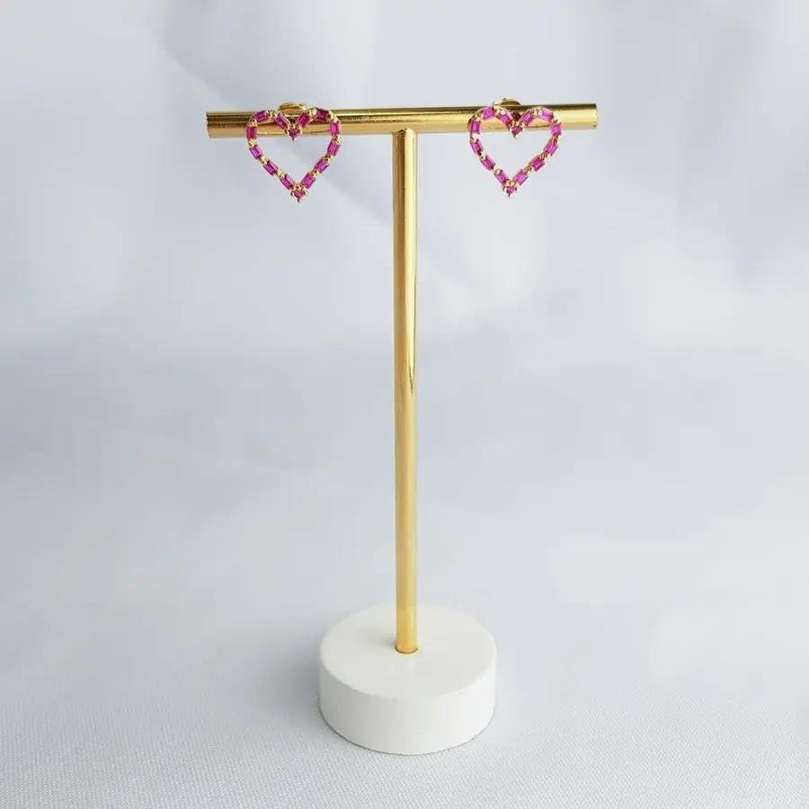 BRINCO CORACAO VAZADO COM ZIRCONIA ROSA| 1,5CM|BANHADO EM OURO 18K