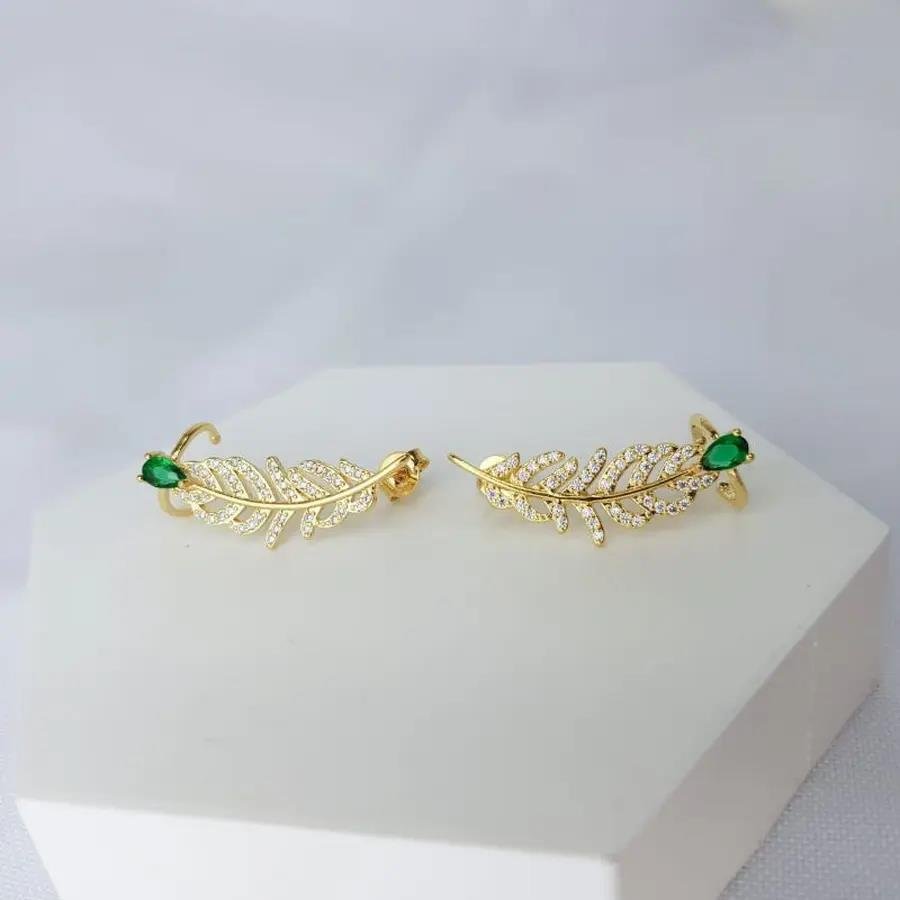 BRINCO EAR CUFF FOLHAS CRAV C/GOTA ESMERALDA|2,8CM|BANHADO EM OURO 18K