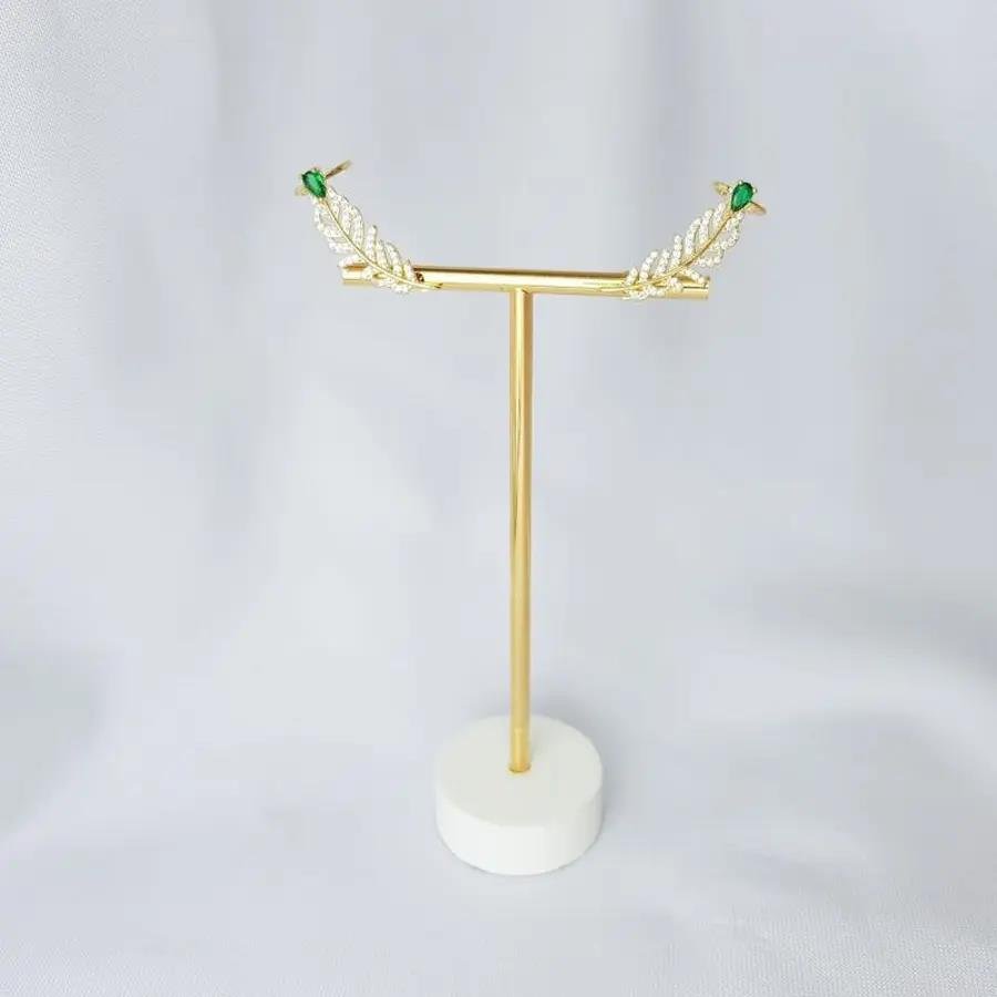 BRINCO EAR CUFF FOLHAS CRAV C/GOTA ESMERALDA|2,8CM|BANHADO EM OURO 18K