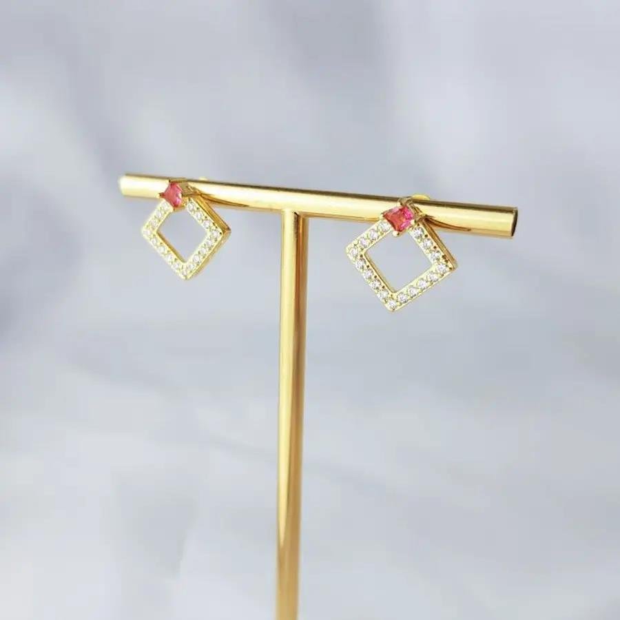 BRINCO LOSANGO VAZADO CRAV PTO LUZ ROSA| 1,6CM|BANHADO EM OURO 18K