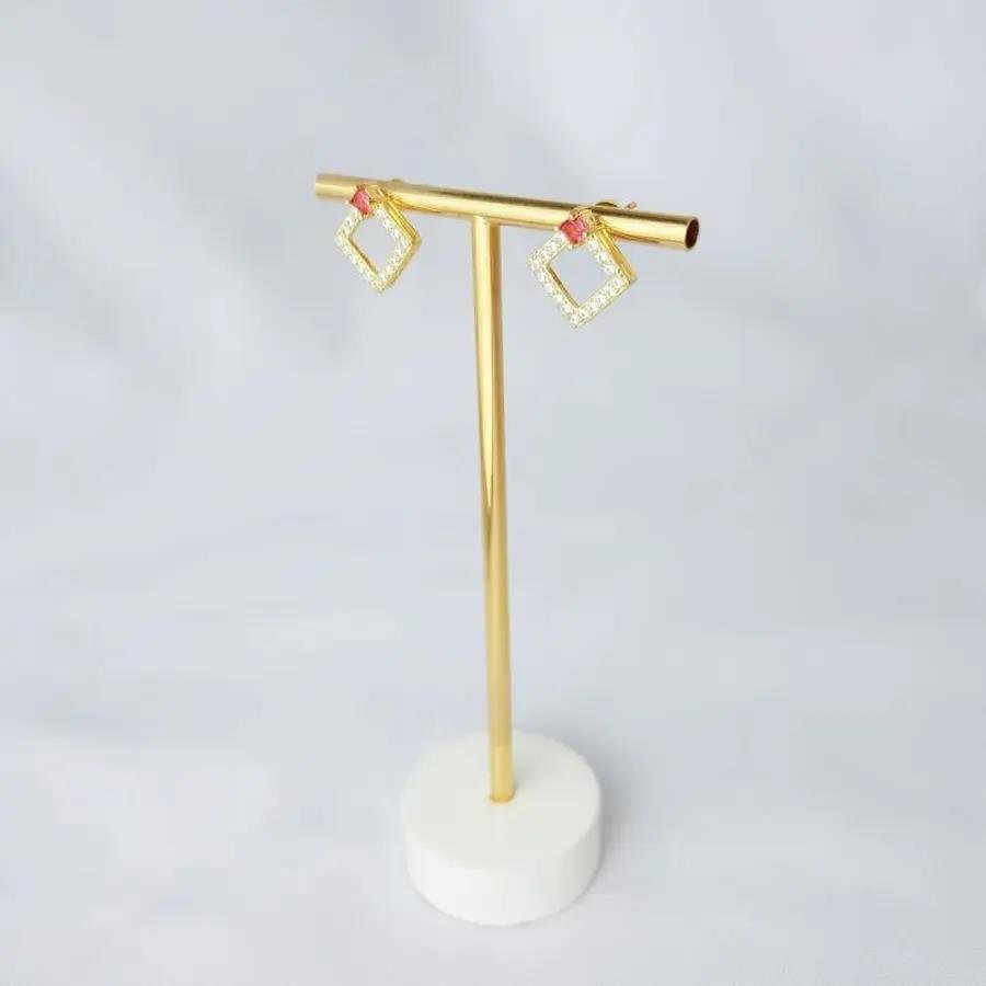 BRINCO LOSANGO VAZADO CRAV PTO LUZ ROSA| 1,6CM|BANHADO EM OURO 18K