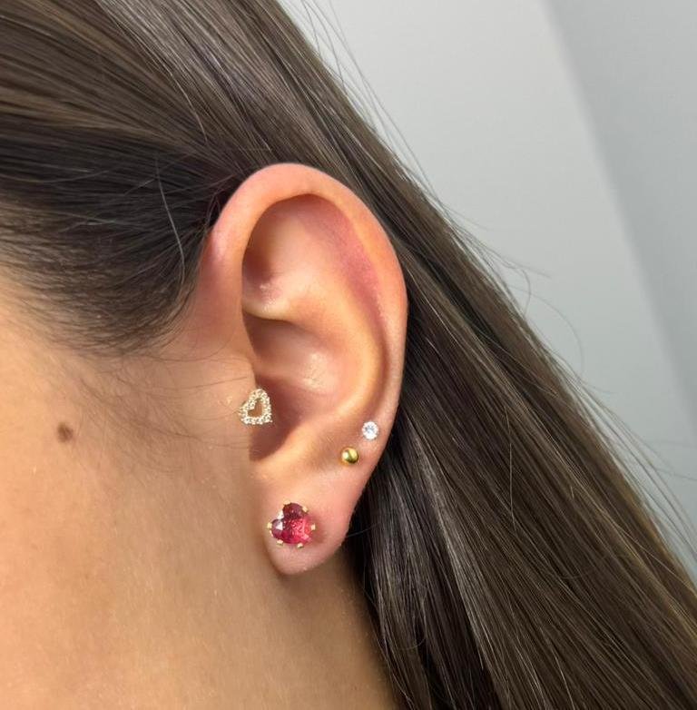 BRINCO 6MM CORAÇÃO CRISTAL VERMELHO | BANHADO EM OURO 18K