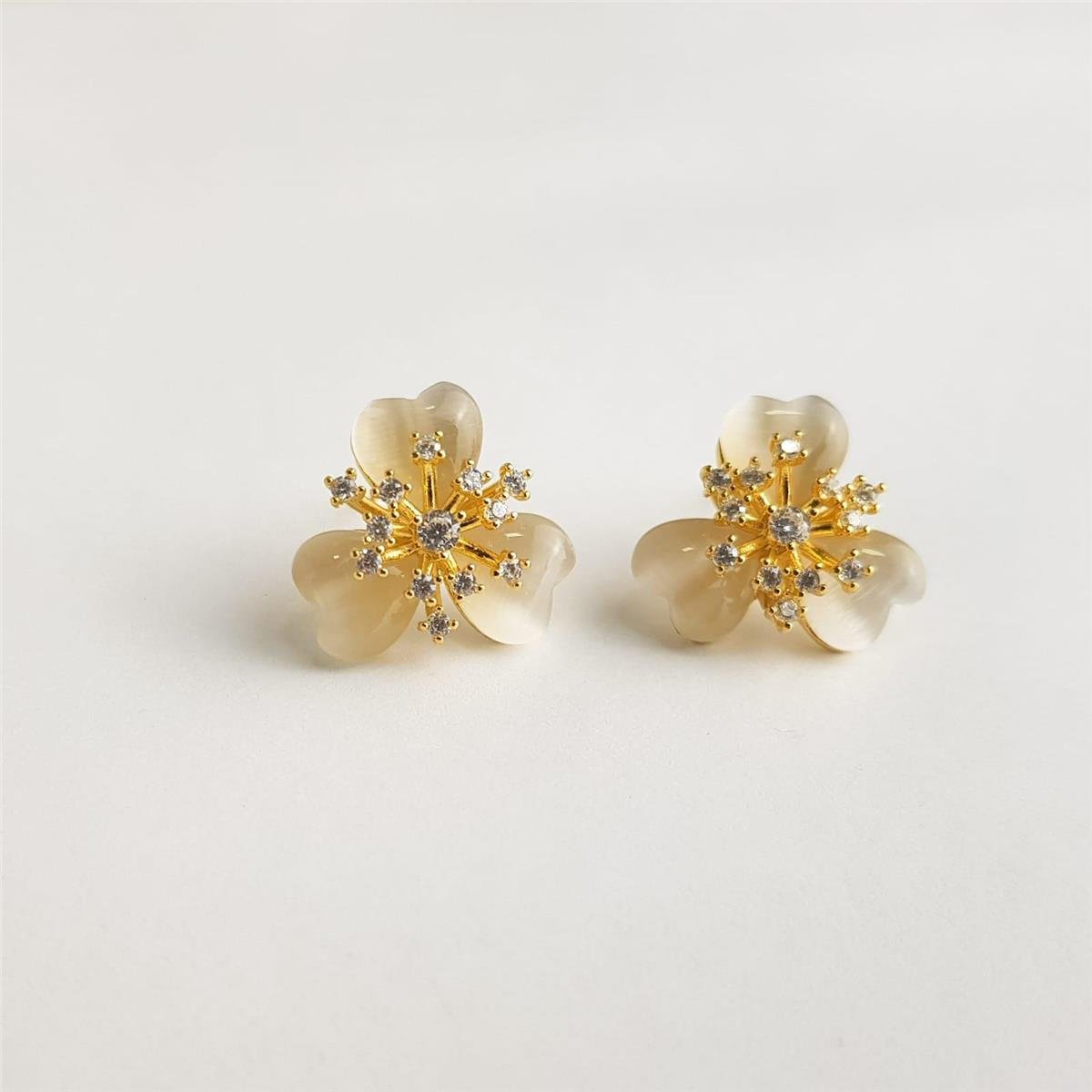 BRINCO FLOR 3 PÉTALAS EM MADREPÉROLA CORAÇÃO PONTAS ZIRCÔNIA CRISTAL | BANHADO EM OURO 18K