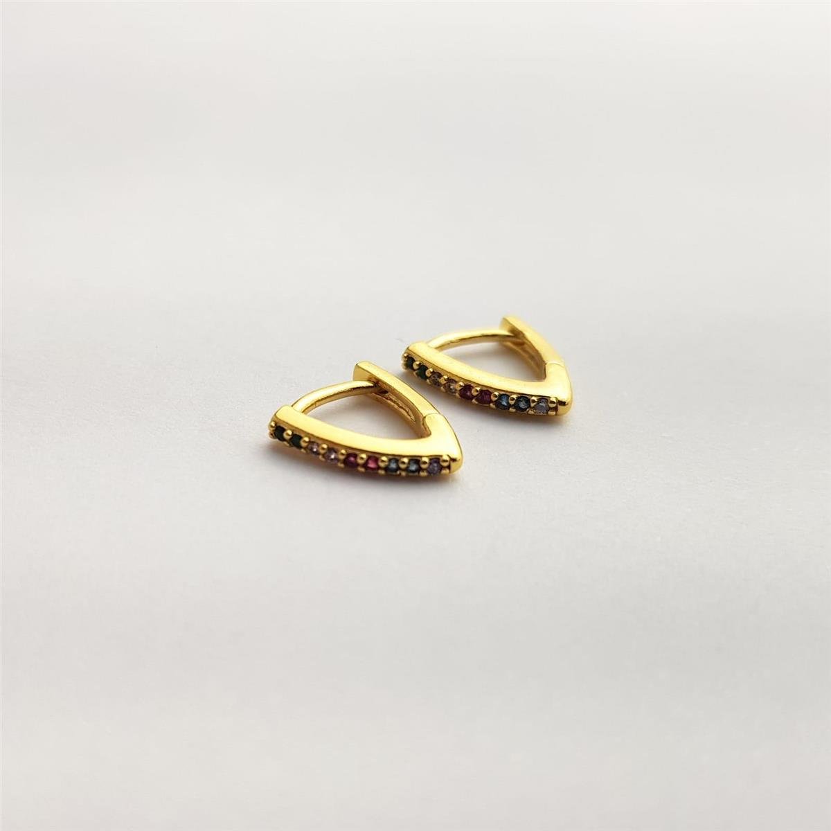 ARGOLA 1CM EM ``V```FRENTE RETA CRAVEJADO EM ZIRCÔNIA CRISTAL COLORIDO ARO LISO | BANHADO EM OURO 18K 