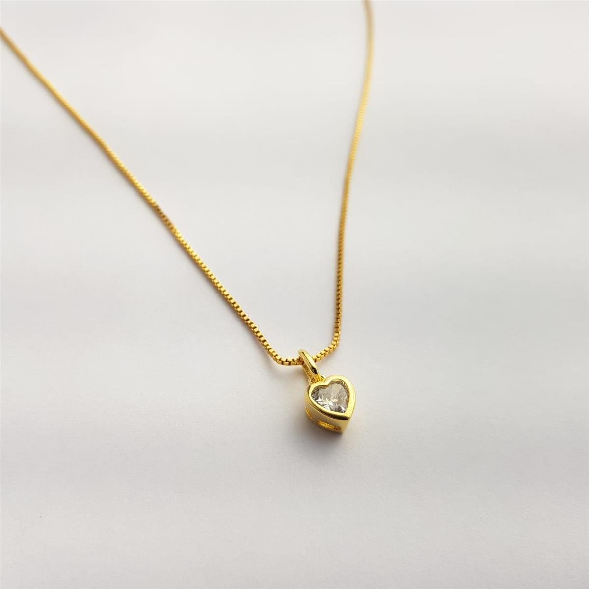 COLAR VENEZIANA PINGENTE CORAÇÃO CRISTAL EM CAIXA ALTA ARO LISO LATERAL VAZADA | BANHADO EM OURO 18K